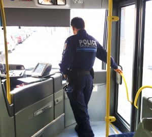 la police municipale de Vernon patrouille dans les bus