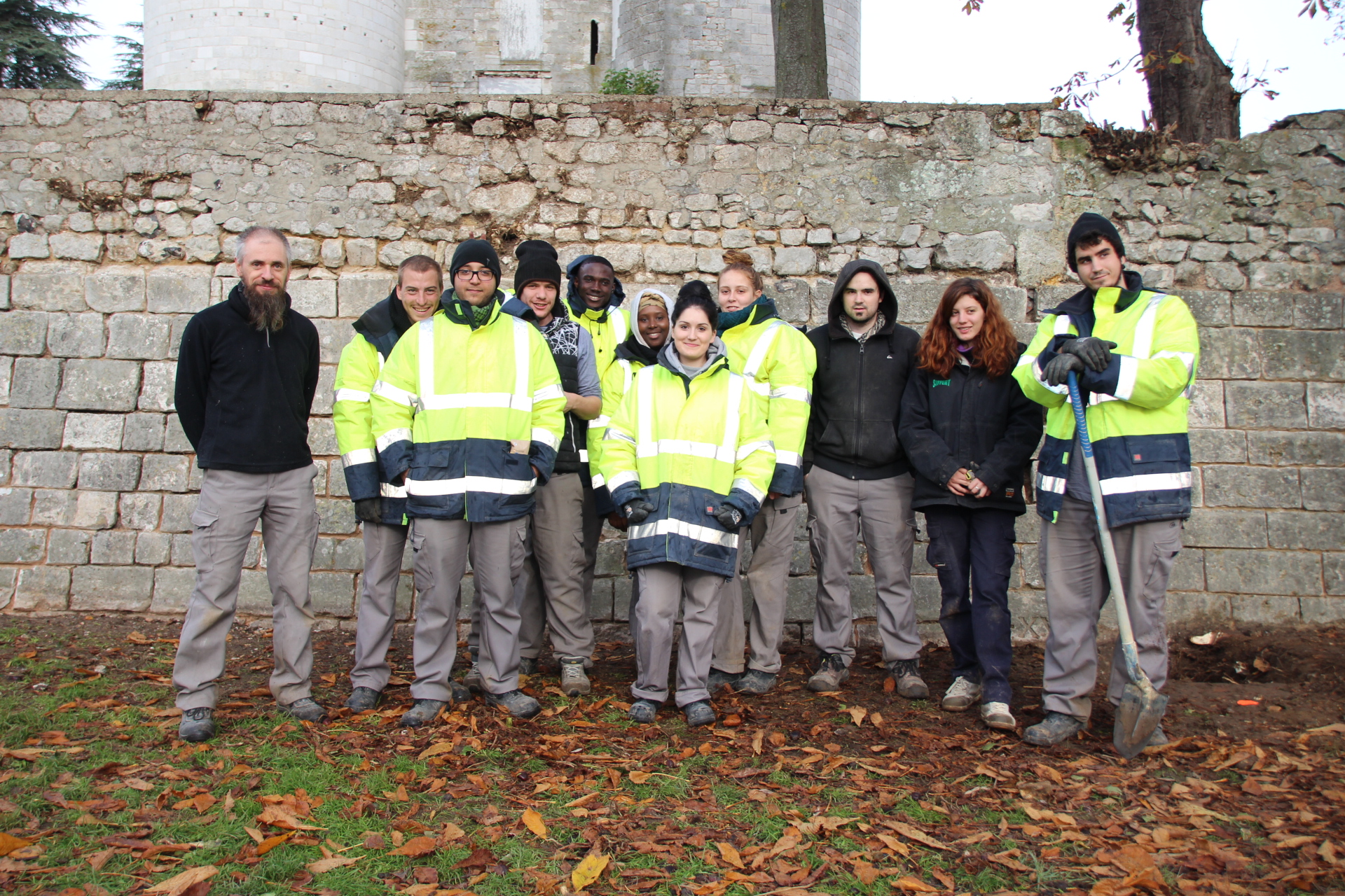 Du lundi au jeudi, dix jeunes en service civique participent au chantier Cham aux Tourelles. Ils ont pour but de rénover les piles de l'ancien pont de Vernon et le mur du quai attenant au Vieux-Moulin.