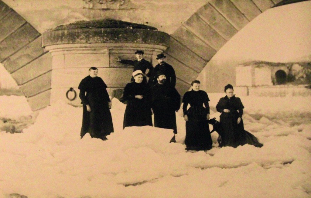 En 1895, quelques passants s'aventuraient sur la Seine, gelée, et rejoignaient la rive de Vernonnet à pied.