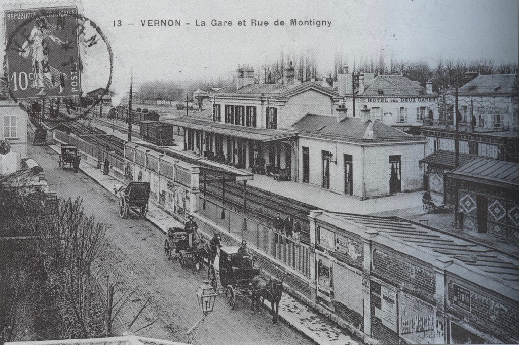 En 1910, le quai des premières classes était protégé par une verrière. En tête de train,  les passagers des wagons de la 3e classe ouvraient parfois les vitres des compartiments, mais le vent leur rabattait la fumée de la chaudière au visage. Crédit photo "Vernon et sa région", Jocelyne et Serge Legendre, Lucien Lemoal.