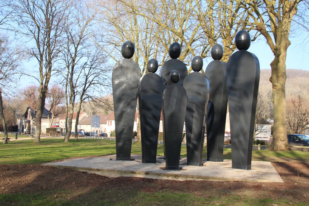 People s'installe à Vernonnet en début d'année 1999. Estimées à 300 000 F, les statues sont transportées depuis le Japon en bateau. En plus d'offrir gracieusement son œuvre, Olivier Gerval paie les frais de transport. Une seconde vie commence pour ces sept statues, qui avaient été exposées à Tokyo aux côtés de 18 autres sculptures du Normand. 