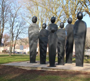 People s'installe à Vernonnet en début d'année 1999. Estimées à 300 000 F, les statues sont transportées depuis le Japon en bateau. En plus d'offrir gracieusement son œuvre, Olivier Gerval paie les frais de transport. Une seconde vie commence pour ces sept statues, qui avaient été exposées à Tokyo aux côtés de 18 autres sculptures du Normand.