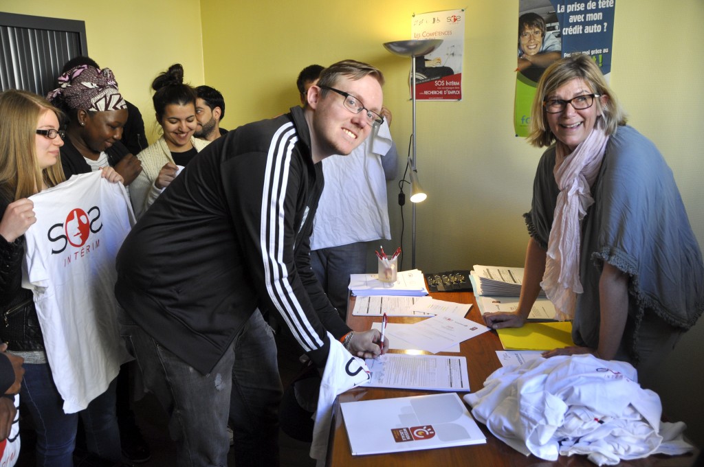 Le 6 avril dernier, un partenariat entre SOS Intérim et la Mission Locale de Vernon a permis, à seize jeunes Vernonnais, de signer une convention de stage avec l'entreprise E. Leclerc. Le but est de donner une chance aux jeunes et de générer de l’emploi sur le territoire.