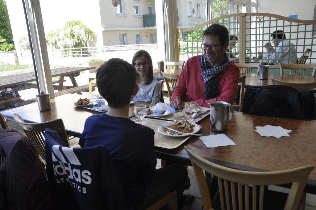 Le restaurant du FJT propose aux habitués des produits frais, dans un esprit convivial  et décontracté.