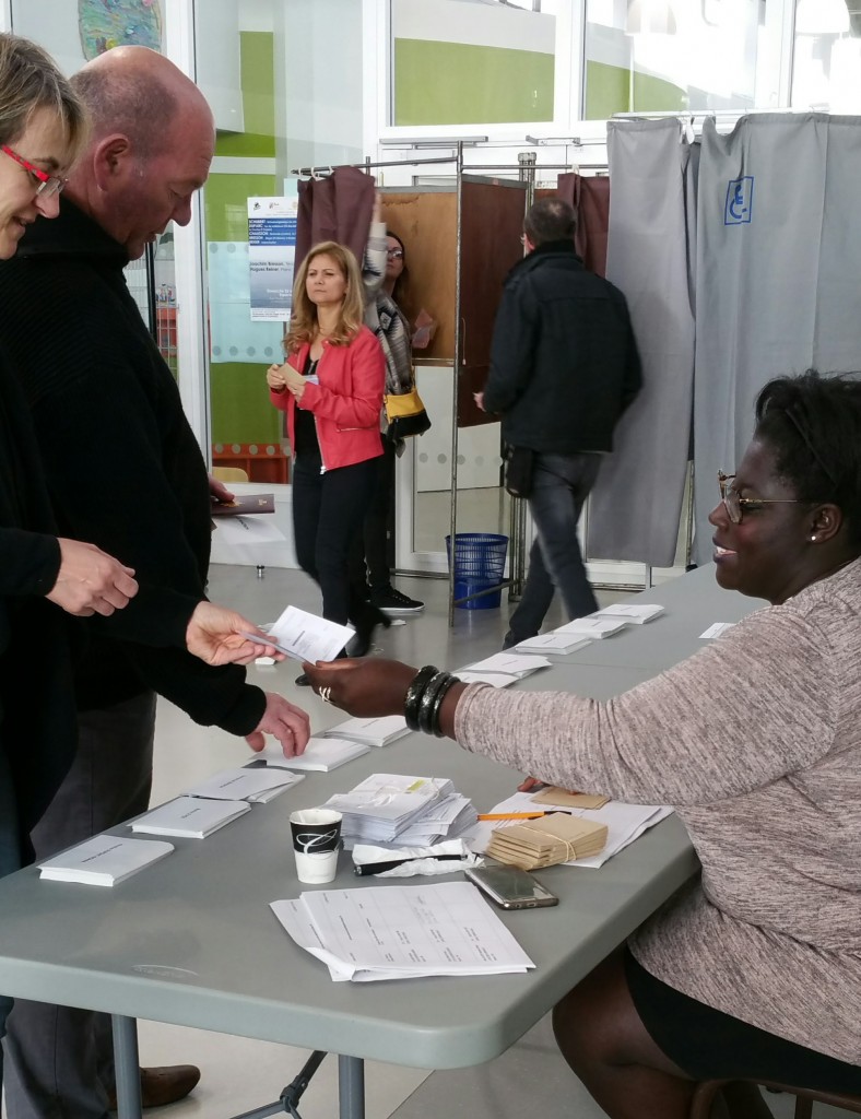 Le taux de participation à Vernon a été de 76,67 %, avec 11 535 votants sur 15 044 inscrits pour le premier tour des élections. Parmi eux, 2,06 % ont voté blanc. Pour rappel, le second tour des présidentielles aura lieu le dimanche 7 mai, de 8h à 19h. Retrouvez les résultats complets sur le site de vernon-direct.fr.