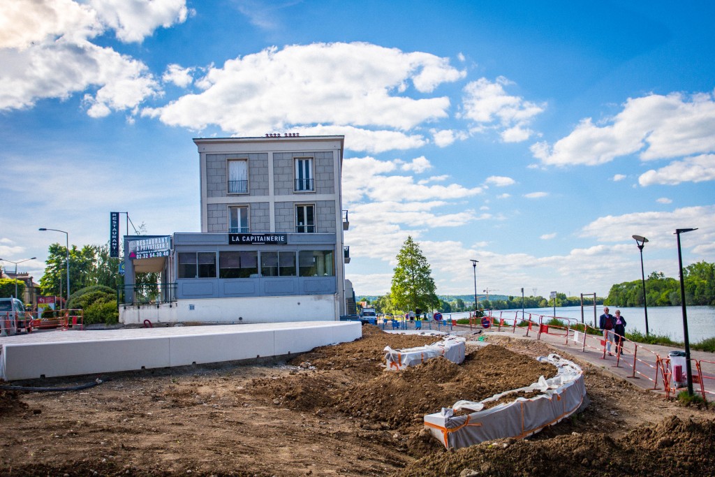 Alors que le projet de la Seine à vélo prend forme sur la rive droite, la rive gauche se transforme peu à peu en promenade citadine (proposition n° 53 de Vernon Mérite Mieux). D'ici quelques mois, touristes et habitants pourront profiter d'un espace totalement modernisé, propre, accueillant et connecté (avec le WiFi). Le futur aménagement sera agrémenté de zones pavées et d'espaces végétalisés, tout en proposant un revêtement adapté pour la pratique du vélo et du roller. La fin des travaux est prévue pour le mois de décembre 2017.