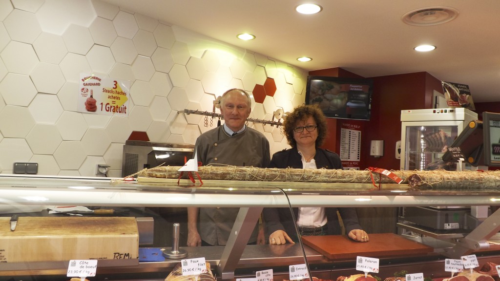 Après de gros travaux, la boucherie Gaignard est maintenant plus grande, plus lumineuse, plus profonde. « Il fallait faire ces travaux. La boucherie en avait besoin. Il y a sept ans que nous sommes là » explique Laurent Gaignard. Deux nouveautés sont venues s’ajouter aux produits habituels : la charcuterie Italienne Levoni et une cave de maturation pour la viande rouge. Huit personnes travaillent toujours dans cet établissement, dont deux apprentis. « Nous avons à cœur de transmettre notre métier » affirme Sévérine Gaignard.  d’infos : 24 rue Saint-Jacques. Ouvert du mardi au samedi de 8h à 19h30 et le dimanche matin. Tél. : 02 32 21 22 48.