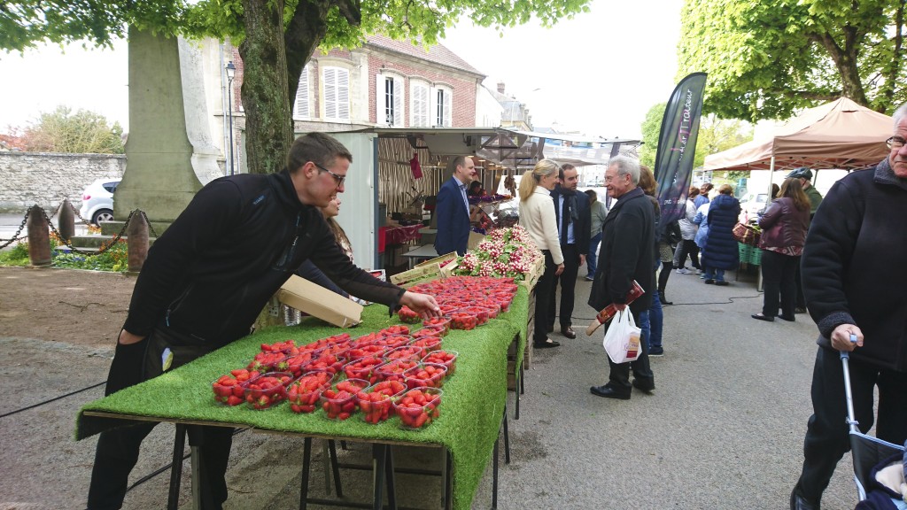 Joli succès pour le lancement du P'tit marché de Vernonnet, le 30 avril dernier, au pied de l'église Saint-Nicolas. Il y avait même la queue devant l'étal du primeur. Le rendez-vous est désormais pris, chaque dimanche matin, notamment pour les habitants de la rive droite qui n'ont plus besoin de traverser la ville pour remplir le panier de fruits et légumes de saison. Les commerçants seront de plus en plus nombreux au fil des semaines à venir.