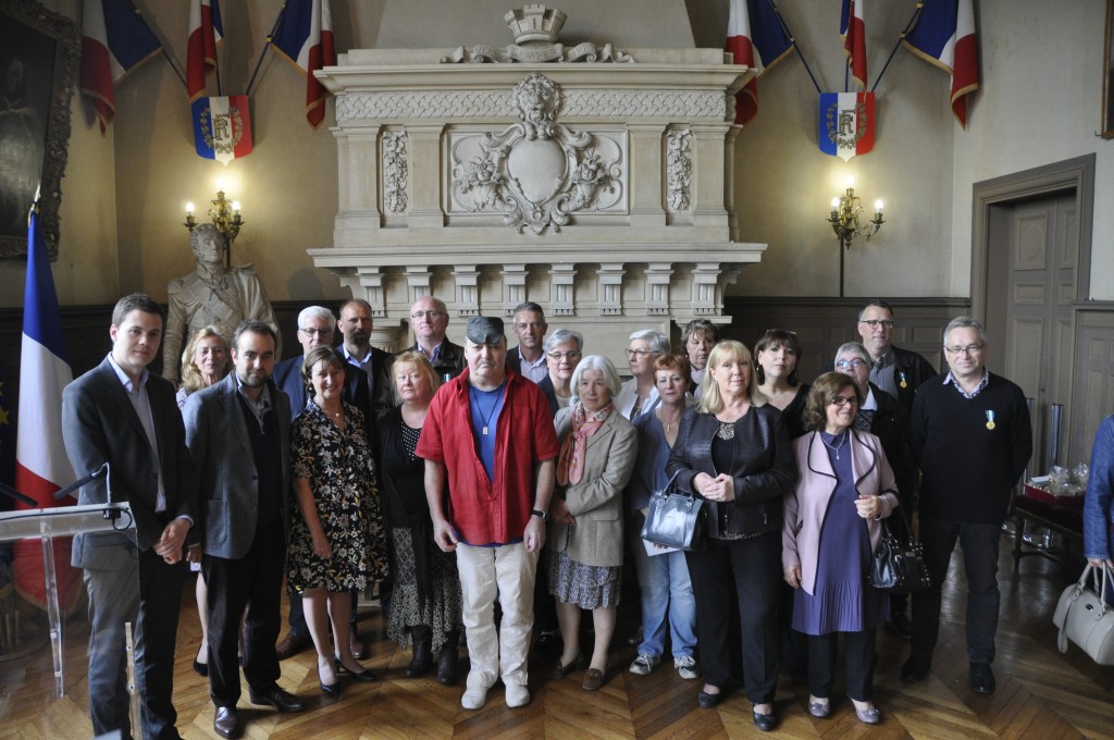 Vendredi 28 avril, dans la salle des Mariages de la mairie, vingt-et-un agents municipaux (douze retraités et neuf médaillés) ont été récompensés par le maire François Ouzilleau, accompagné de Sébastien Lecornu et d'élus. Sophie Averna et Eric Chaillou pour la médaille d’argent. Yves Livernois, Laurent Garnier, Isabelle Pierrot, Francesca Pippa et Béatrice Perre (vermeil). Pour leurs 35 ans de loyaux services, Alain Pierrot et Monique Lecalier ont reçu la médaille d’or.