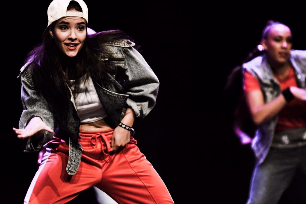 Alexandra Fourcaud (à droite), la fille de Clara Da Cruz (à gauche), est formée aux États-Unis, plus particulièrement à Los Angeles. D’ailleurs, elle va passer une audition pour intégrer un groupe international de dance-hall. Alexandra se forme en continu et travaille avec des chorégraphes et des danseurs professionnels, mais que ses élèves se rassurent, elle ne compte pas abandonner Vernon.