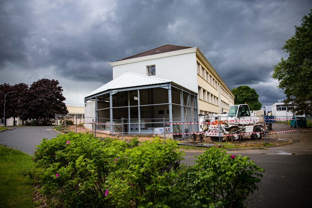 Pour répondre à la demande liée au succès de ses propulseurs plasmiques, Safran Aircraft Engines, a besoin de davantage de place pour développer son site de production. C'est dans un ancien bâtiment de 2500 m2 du LRBA que la société a décidé de s'installer pour accompagner la croissance de son activité. Le coût des rénovations s’élève à 4,7M€ et est pris en charge par la SCI Helios. La division “des moteurs plasmiques” pour satellites du groupe Safran emploie près de 70 personnes. Dans le cadre du plan “Satellite tout électrique”, Safran Aircraft Engines développe actuellement le modèle qui est devenu le propulseur de référence à l’international. En 2017, l'entreprise a prévu de livrer 18 propulseurs, et doit atteindre la cadence d’une quarantaine de propulseurs par an d’ici 2019, afin de répondre à la demande de ses clients.