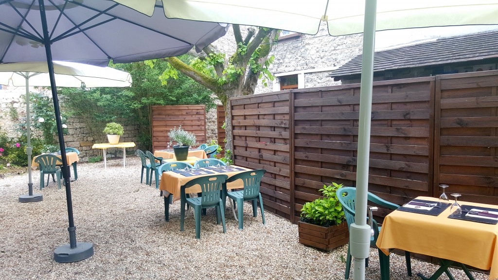 L’auberge du petit val 25 avenue Île-de-France La terrasse de ce restaurant de cuisine traditionnelle est située à l’arrière pour vous permettre de manger en toute tranquillité.