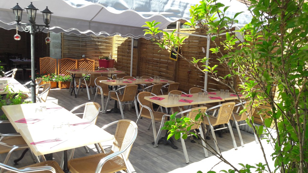 La rose des sables 29 avenue Île-de-France Venez manger en extérieur, sur une terrasse en bois, isolée par des palissades pour plus d’intimité.