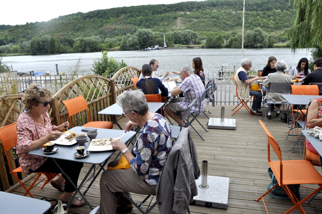 Fleur de Seine 35 quai Caméré Cette crêperie propose une terrasse en bord de Seine, pour profiter tranquillement du repas servi.