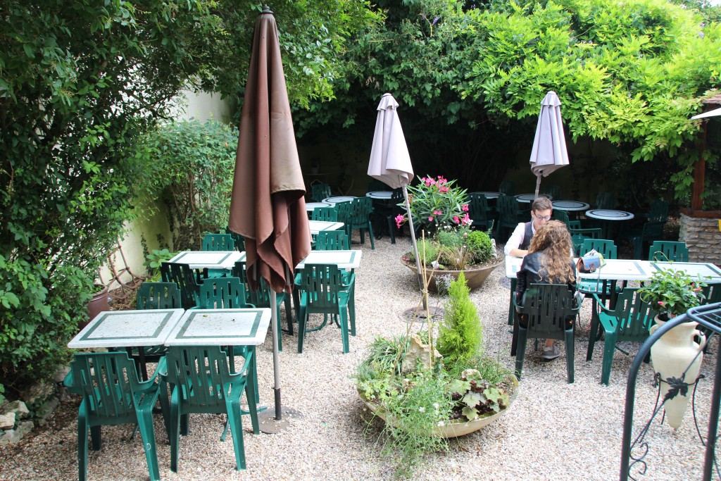 Le Bistrot Montmartre 6 rue Carnot Il possède une terrasse intérieure cachée et très calme. Il est ouvert tout l’été.