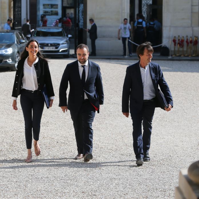 Brune Poirson, Sébastien Lecornu et Nicolas Hulot au pied des marches de l’Elysée.