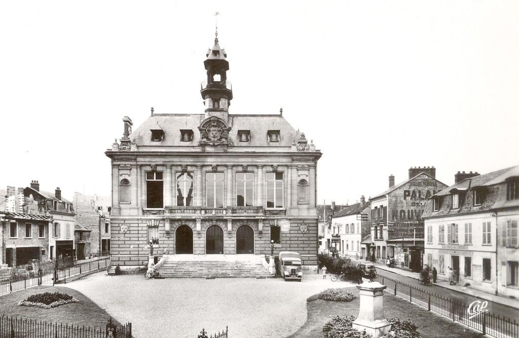 Certaines pierres qui ont permis la construction des murs de l’hôtel de ville proviennent de la démolition de l’ancienne église Sainte-Geneviève (1798).