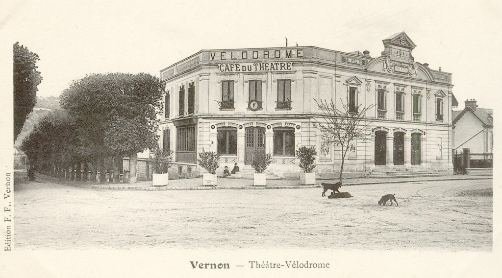 L’inauguration du Théâtre-Vélodrome, sur la place de Paris, a eu lieu au début de l’année 1896.