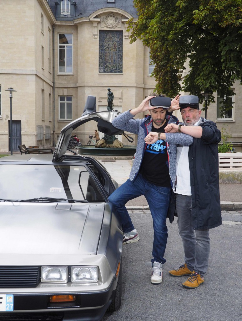 Nicolas Deschamps et Alexandre Révérend, à côté d’une Dolorean identique à celle de Retour vers le futur.