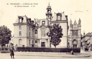 Maison de ville, maison commune, mairie, hôtel de ville, sont autant de termes utilisés indistinctement au cours des siècles et jusqu’au début de notre époque, pour désigner un édifice à caractère monumental situé dans une ville importante. Aujourd’hui, l’habitude veut que l’on utilise les mots « hôtel de ville ».