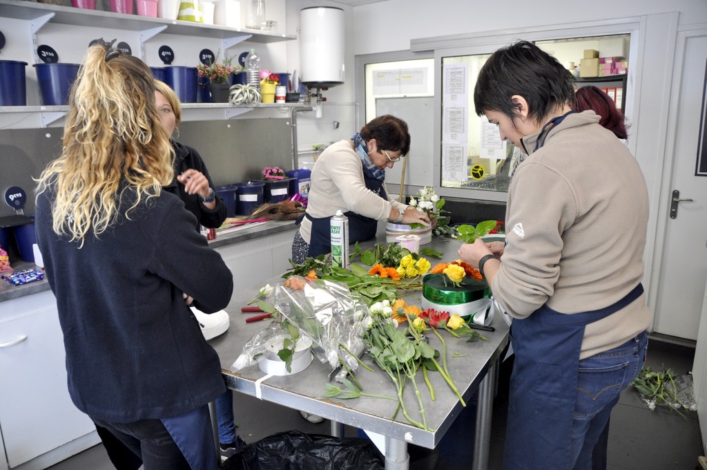 La boutique Monceau Fleurs a fêté son anniversaire tout le mois de septembre en proposant à ses clients de participer à des ateliers. Forts de leur succès, les cours seront reconduits une fois par mois, afin d’accompagner petits et grands lors de la confection de créations. Fin novembre par exemple, les enfants pourront créer des couronnes fleuries de porte. Partir d’une base en mousse, puis y ajouter les fleurs, la décoration et s’amuser en mixant avec des bonbons, des perles ainsi que des paillettes, voilà l’objectif des ateliers créatifs. Julienne, la chef d’équipe de Monceau Fleurs, accompagne les clients pendant une heure de cours, dans la joie et la bonne humeur. Elle leur explique comment couper correctement les fleurs, comment marier les couleurs et donne pour unique consigne de s’amuser en créant et se laisser aller, sans trop réfléchir. C’est donc en apprenant les termes techniques que les fleuristes en herbe très concentrées inventent leurs bouquets. Ces ateliers sont aussi l’occasion de découvrir l’équipe du magasin et son fonctionnement. D’INFOS : 25 rue Sainte-Geneviève 02 32 51 21 61 - Facebook : Monceau Fleurs Vernon 27200