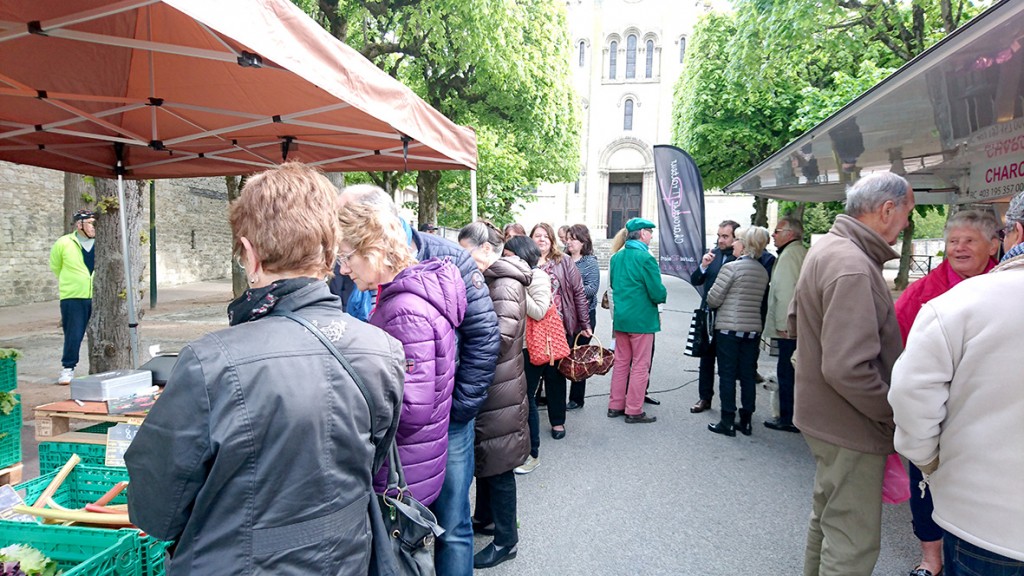Depuis le mois d’avril, de 8h30 à 12h, le petit marché installé place de l’église à Vernonnet se pérennise. Ayant passé confortablement la période d’essai, il s’installe définitivement pour cette rentrée 2017, avec ses exposants de qualité, dont un vendeur de fruits et légumes et un fromager.