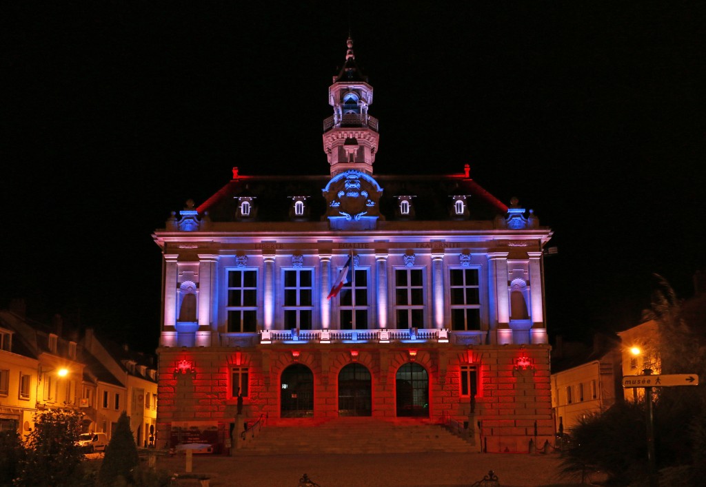 ILLUMINATIONS MAIRIE > Ça y est, l’hôtel de ville est à son tour éclairé, au même titre que les autres monuments emblématiques de la ville. Économe en énergie, la mise en lumière s’effectue par petites touches, grâce à des dizaines d’emplacements LED. Le vitrail côté fontaine, le campanile (tour) et les colonnes sont particulièrement mis en valeur.