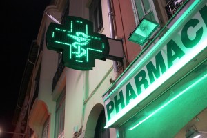 Vernon compte neuf pharmacies dont celle de la gare qui a déménagé récemment dans le nouvel éco-quartier Fieschi. Contrairement aux idées reçues, toutes sont amenées, à tour de rôle, à tenir la fonction de pharmacie de garde.