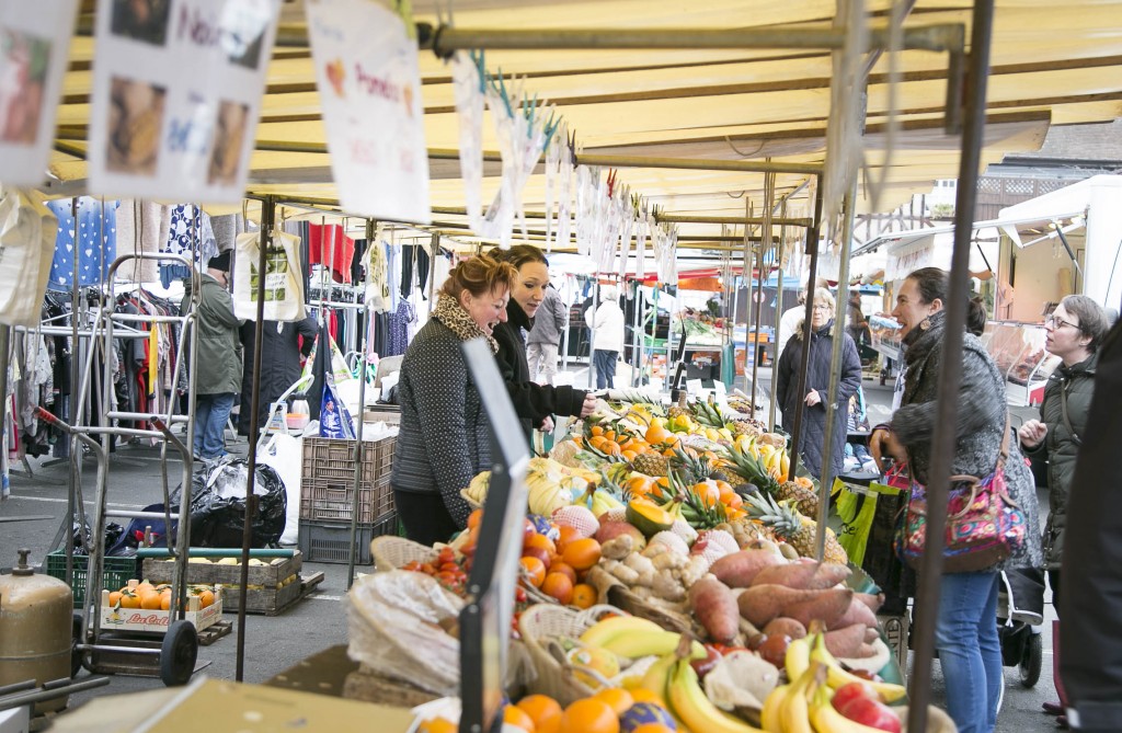 Vernon compte plusieurs marchés, parmi lesquels se trouvent le marché de tous les commerces, le mercredi matin de 8h à 13h, place du Vieux-René et le grand marché sur les places de-Gaulle, du Vieux-René et de l’Ancienne-Halle, qui lui a lieu le samedi à partir de 8h. 