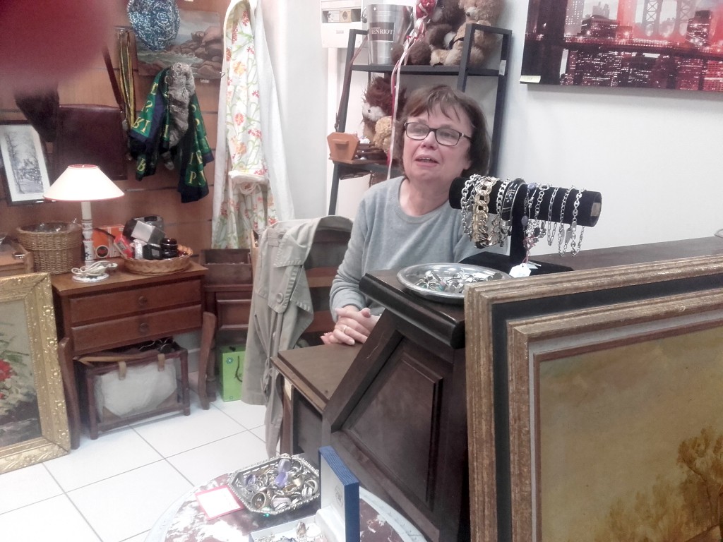 Françoise Maucuer vient de rouvrir sa boutique, Brocant’Eure. Après près de vingt années passées au 70 rue d’Albufera, elle avait baissé son rideau avec l’idée d’ouvrir plus tard, ailleurs.
