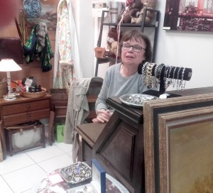 Françoise Maucuer vient de rouvrir sa boutique, Brocant’Eure. Après près de vingt années passées au 70 rue d’Albufera, elle avait baissé son rideau avec l’idée d’ouvrir plus tard, ailleurs.