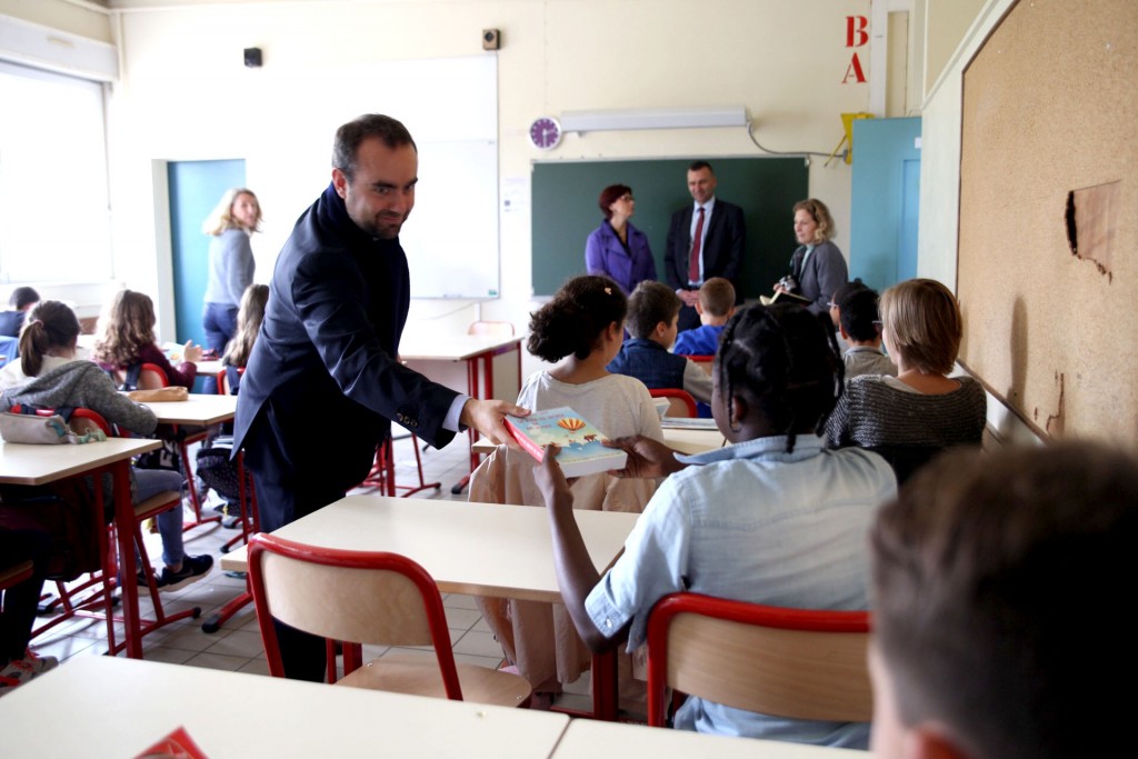 Sébastien Lecornu a remis aux élèves vernonnais de 6e l’œuvre de Jules Verne, « Le Tour du Monde en 80 jours ».