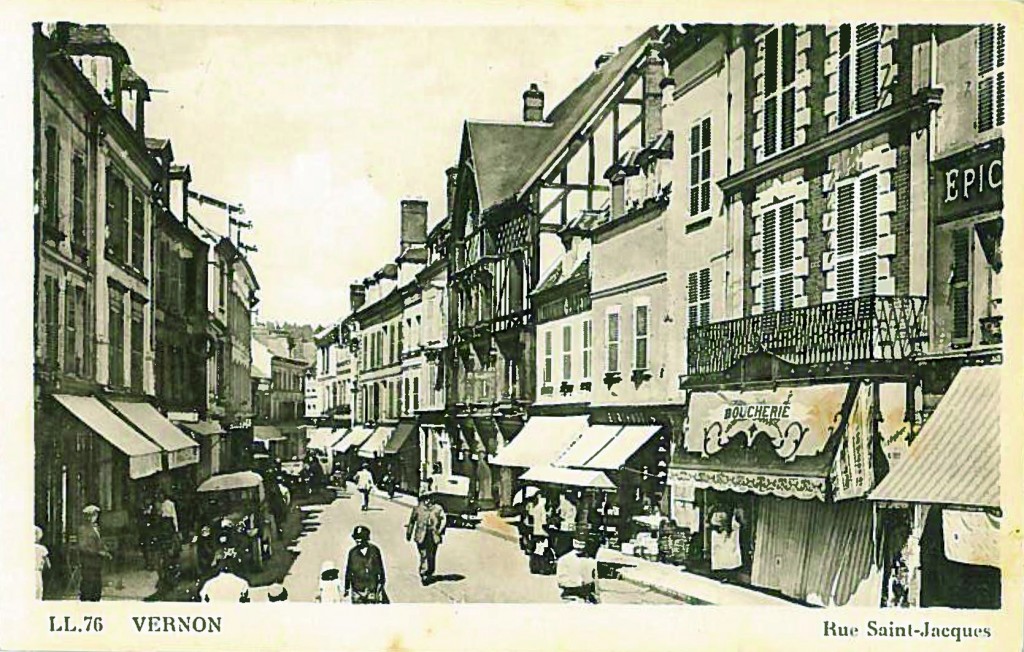 Cette carte de 1936 présente bien l’ensemble de la rue Saint-Jacques, déjà très commerçante à l’époque.