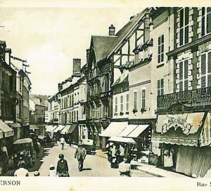 Cette carte de 1936 présente bien l’ensemble de la rue Saint-Jacques, déjà très commerçante à l’époque.