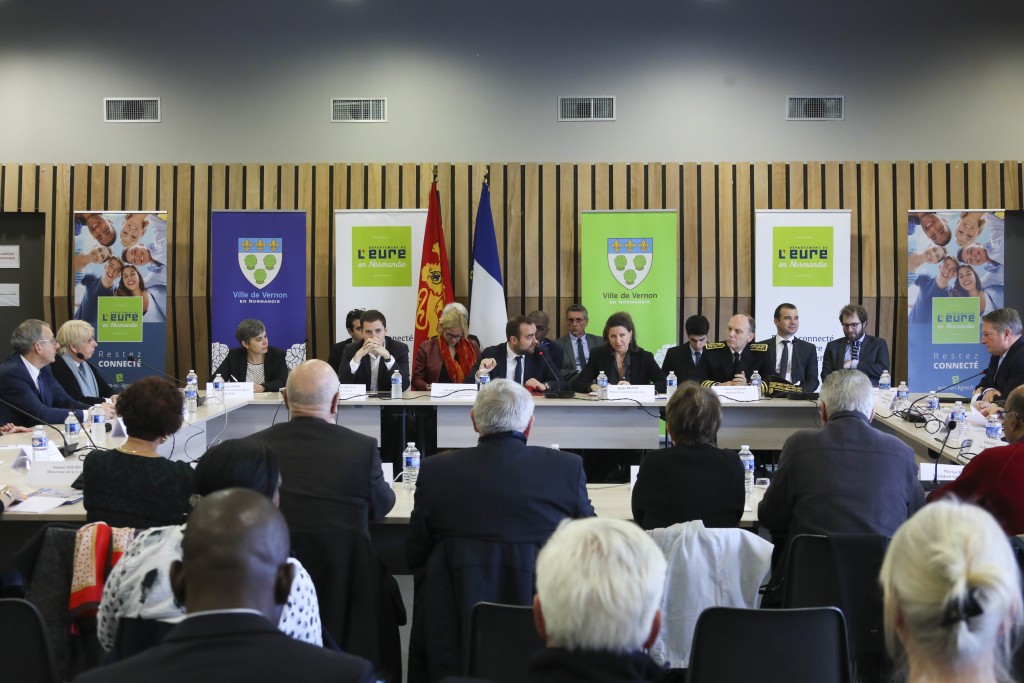 Les associations caritatives locales ont accueilli la Ministre de la Santé et des Solidarités, Agnès Buzyn, le 28 novembre dernier à l’Espace Simone-Veil, aux Boutardes. Accompagnée de Sébastien Lecornu, François Ouzilleau et du Préfet de l’Eure, elle a participé à une table ronde afin d’échanger sur les actions menées en faveur des plus démunis, et a souligné l’excellent travail de coordination mené par la Ville. La Ministre, qui revendique l’importance de « se nourrir des expériences de terrain », a notamment promis qu’en ce qui concerne l’aide alimentaire, le gouvernement serait mobilisé pour maintenir les aides européennes aux associations.