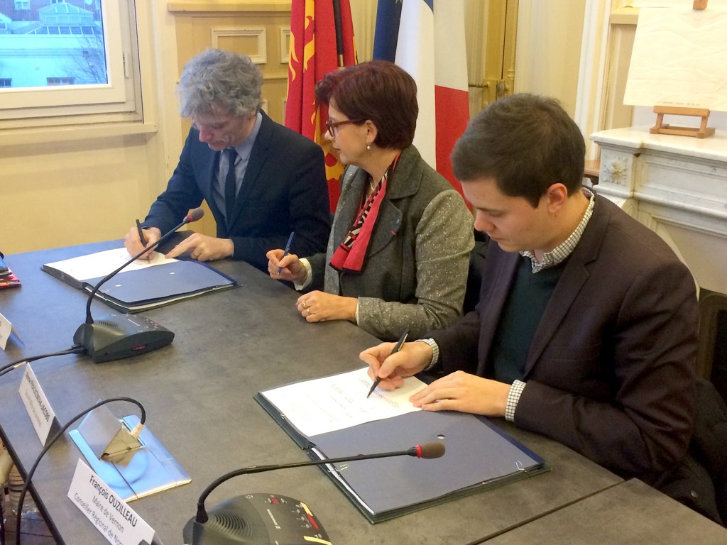 Patrice Durand, inspecteur d’académie adjoint, Anne Frackowiak-Jacobs, sous-préfète des Andelys, et François Ouzilleau, maire de Vernon, lors de la signature de la stratégie territoriale de sécurité et de prévention de la délinquance.