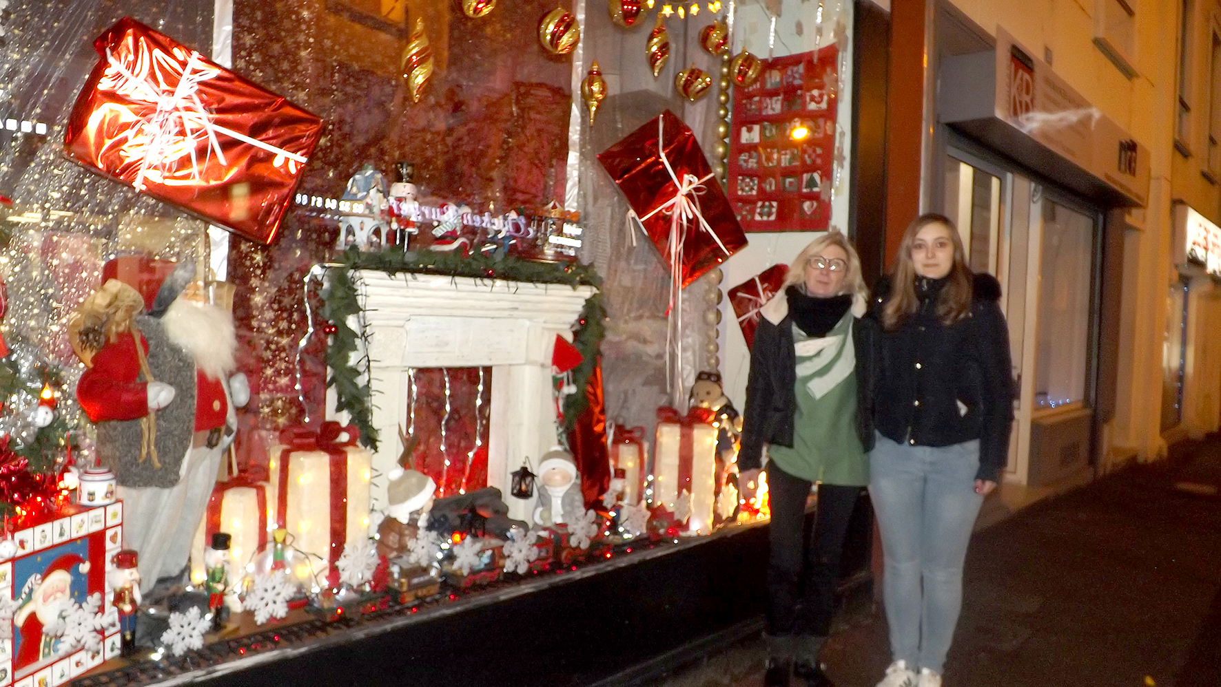 Corinne Gicquel, la patronne de la Tanière des P’tits monstres, est particulièrement fière de ses vitrines. Une différente tous les mois, ou presque. En ce moment, c’est celle de Noël qui attire le regard.
