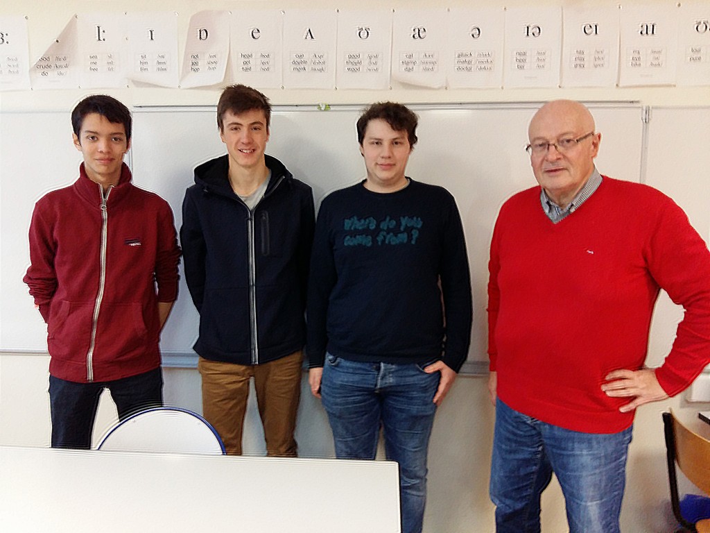 Les lycéens Adrien, Aymeric et Rafaël accompagnés d’Hervé Herry, conseiller municipal en charge de la Communauté des villes Ariane pour Vernon.