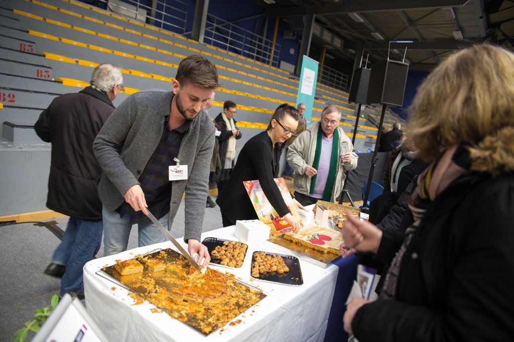 Depuis plusieurs années, la cérémonie des vœux est l’occasion de mettre en valeur les savoir-faire locaux. Une trentaine de commerçants et de producteurs de Vernon ont été invités à participer au buffet pour présenter leurs produits. Ainsi, par exemple, la boulangerie Rose sera de nouveau au rendez-vous pour  la cérémonie du 27 janvier.