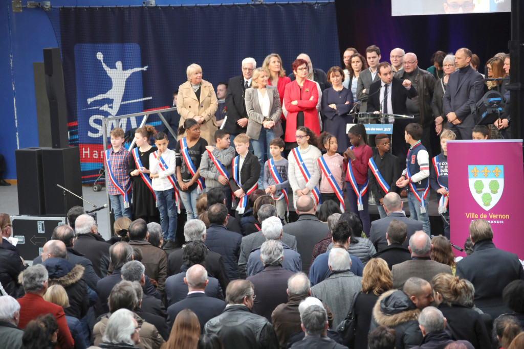Le 27 janvier dernier, la cérémonie des vœux s’est déroulée devant 1200 Vernonnais venus encourager l’équipe municipale et recueillir un bilan de leurs actions.Sébastien Lecornu a conclu son discours avec un mot plus personnel sur son engagement pour sa ville : « Je vous avais dit qu’en votant pour un jeune, Vernon bougerait ! Aujourd’hui, Vernon bouge ! Nous ne voulons être jugés que là-dessus. »