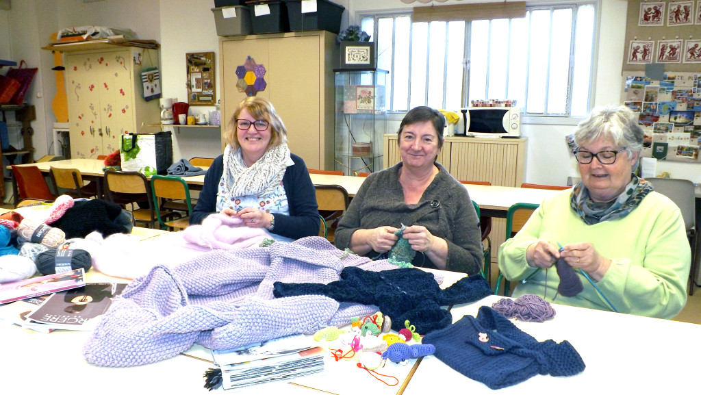 Un atelier pour ceux qui  ne vont pas forcément très bien, mais pas que. La chaleur humaine est  le maître-mot  de cette association où le tricot permet de se sentir mieux.