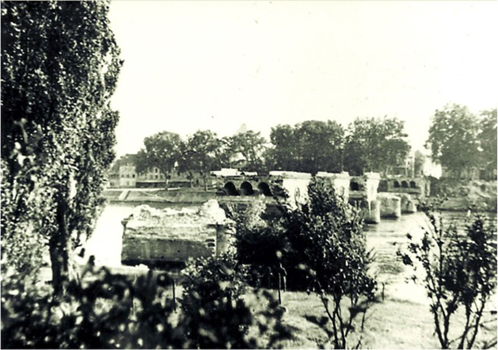 Les artificiers français du 2e régiment du Génie ont reçu l’ordre le 9 juin, de miner le pont routier dans le but de freiner l’avance des soldats allemands de la 46e Division d’Infanterie.