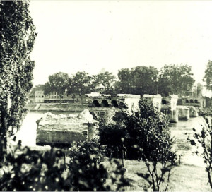 Les artificiers français du 2e régiment du Génie ont reçu l’ordre le 9 juin, de miner le pont routier dans le but de freiner l’avance des soldats allemands de la 46e Division d’Infanterie.