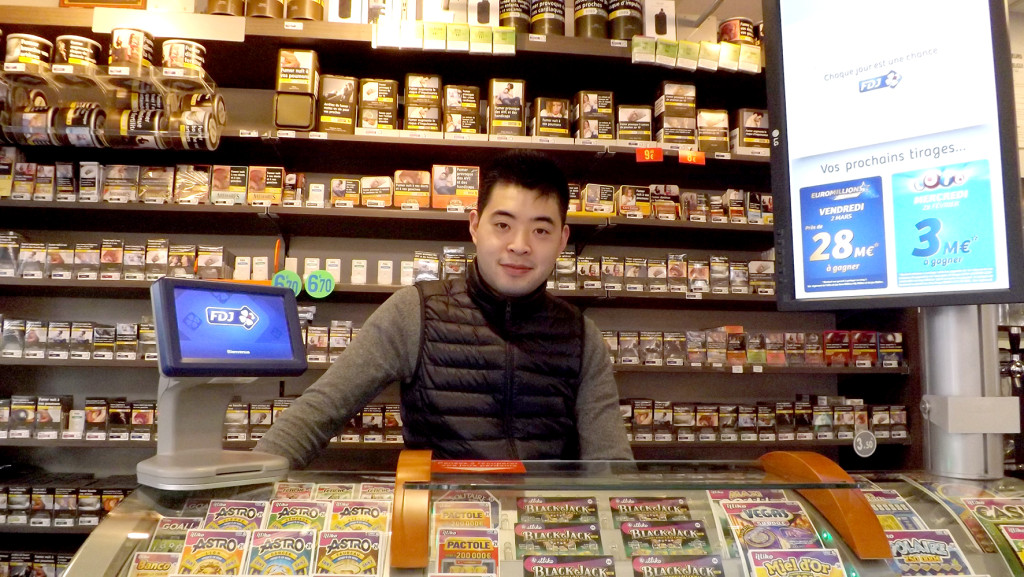 Depuis trois mois, David Chen est le nouveau propriétaire du café, tabac, presse, le Disque Bleu. C'est avec le sourire et beaucoup de gentillesse qu'il accueille les clients tous les jours sauf le dimanche. Au Disque Bleu, il est possible de boire un verre, d'acheter des journaux, du tabac, des jeux à gratter...