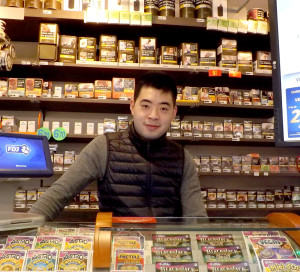 Depuis trois mois, David Chen est le nouveau propriétaire du café, tabac, presse, le Disque Bleu. C'est avec le sourire et beaucoup de gentillesse qu'il accueille les clients tous les jours sauf le dimanche. Au Disque Bleu, il est possible de boire un verre, d'acheter des journaux, du tabac, des jeux à gratter...