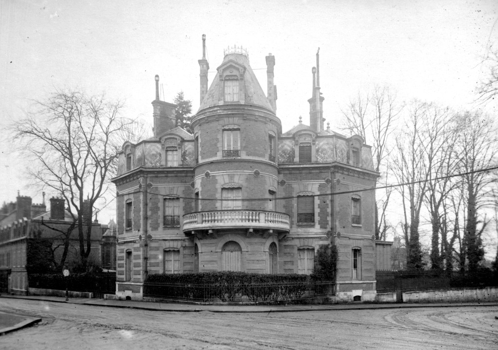Léon Lajaunie, pharmacien toulousain et gros fumeur est sensible à l’embarras des gens qui refoulent du goulot.
