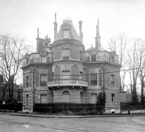 Léon Lajaunie, pharmacien toulousain et gros fumeur est sensible à l’embarras des gens qui refoulent du goulot.