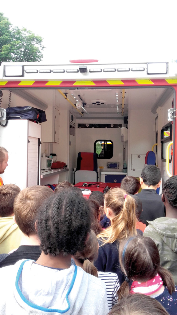 Le 15 mai était un « jour rouge » pour les élèves et les instituteurs de l’école élémentaire Pierre Bonnard. Une journée placée sous le signe des pompiers avec l’organisation d’un grand exercice incendie. Le thème retenu était un feu de chaufferie. Avec des objectifs techniques pour les pompiers, en prévision des travaux à venir dans l’établissement. Mais aussi et surtout un objectif pédagogique : informer les enfants sur les procédures, les entraîner et les rassurer en cas de sinistre et responsabiliser au maximum les encadrants. Objectifs atteints !