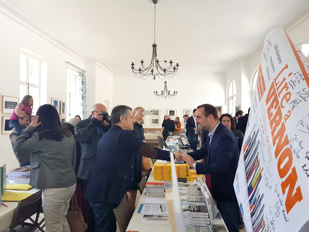 60 auteurs du monde de la littérature, du théâtre, du cinéma, de la mode, de la bande dessinée. Le cadre sublime du Château de Bizy, des costumes d’époque, le soleil et plus de 3000 visiteurs au rendez-vous ce dimanche 20 mai… Nul doute que « Lire à Vernon », organisé par l’association « Livres en fête », est l’événement littéraire et culturel à ne pas manquer au printemps en Normandie !