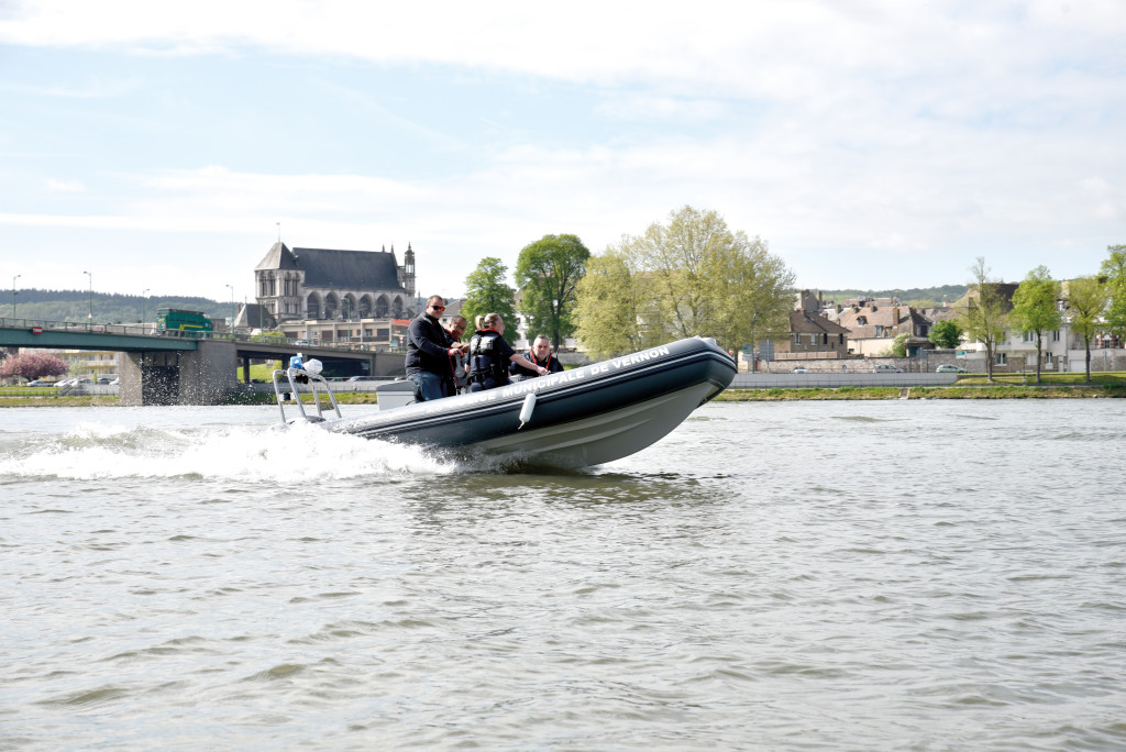 Baptisé Le Clemenceau, le nouveau bateau de la police municipale de Vernon sillonnera la Seine à partir du mois de juin. Une fois le permis bateau obtenu et sa formation terminée, la brigade fluviale sera habilitée à constater les infractions afin d’assurer la sécurité et la tranquillité, notamment lors des grands événements comme le feu d’artifice ou le Tour de France. À bord de la navette ou depuis les berges du fleuve, les policiers procèderont à des contrôles administratifs mais également de vitesse et de pollution.